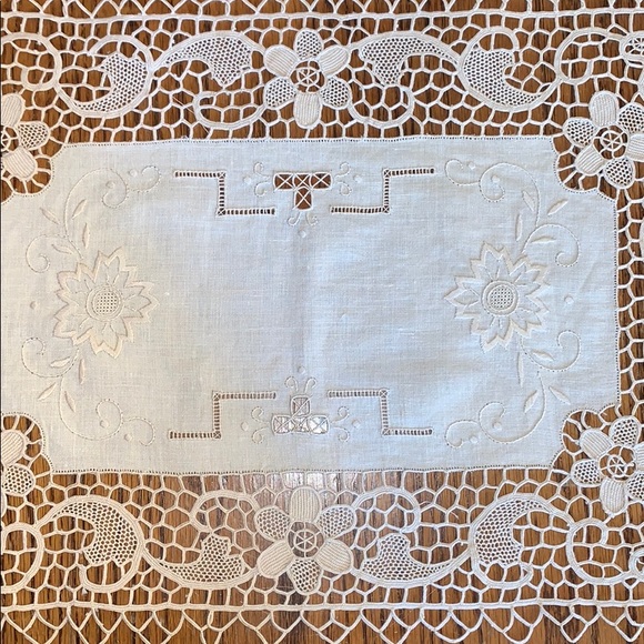 Set of 4 Beautiful Handmade Doilies/Placemats - Picture 5 of 5